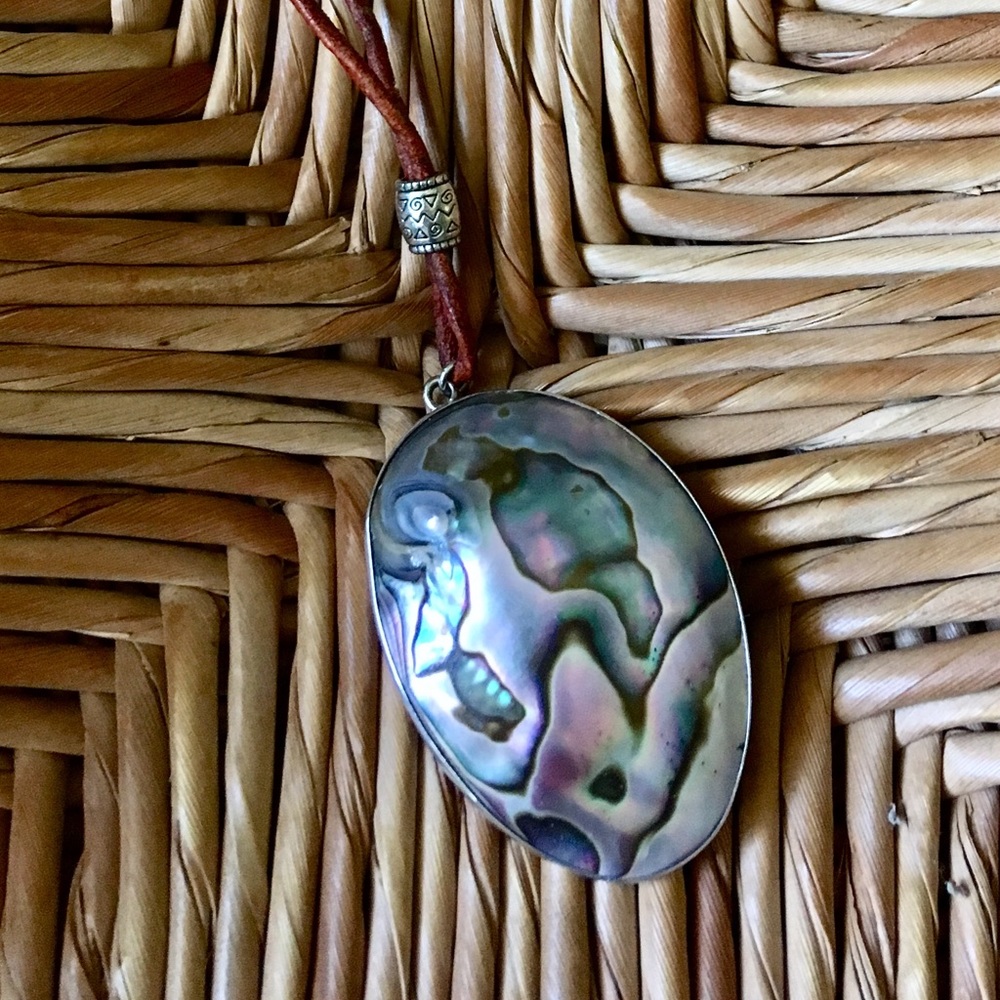 Mother of pearl with silver around/leather string - Picture 2 of 5
